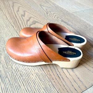 Hasbeens tan leather clogs size 39